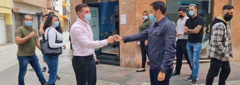 Héctor Suárez, actual alcalde de Telde, saluda militantes a su llegada este sábado a la sede electoral de CC/TA.